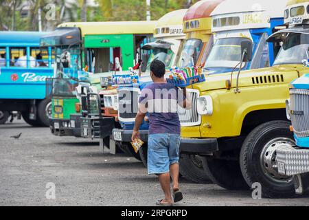 191021 -- APIA, 21. Oktober 2019 -- Ein Verkäufer verkauft Snack-Essen am Hauptbusbahnhof von Apia, Hauptstadt von Samoa, 21. Oktober 2019. SAMOA-APIA-DAILY LIFE GuoxLei PUBLICATIONxNOTxINxCHN Stockfoto