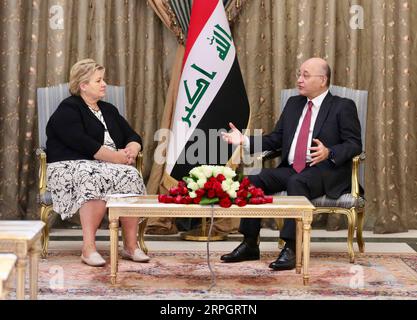 191021 -- BAGDAD, 21. Oktober 2019 Xinhua -- der irakische Präsident Barham Salih R trifft sich am 21. Oktober 2019 mit dem norwegischen Premierminister Erna Solberg in Bagdad, Irak. Der norwegische Premierminister Erna Solberg traf am Montag in der irakischen Hauptstadt Bagdad ein, um sich mit führenden irakischen Beamten über die Intensivierung bilateraler Beziehungen und regionaler Fragen zu treffen. Xinhua/Khalil Dawood IRAQ-BAGDAD-NORWAY-PM-VISIT PUBLICATIONxNOTxINxCHN Stockfoto