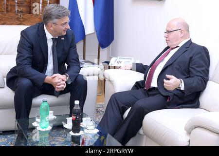 191021 -- ZAGREB, 21. Oktober 2019 Xinhua -- der kroatische Premierminister Andrej Plenkovic L trifft sich mit dem deutschen Bundesminister für Wirtschaft und Energie Peter Altmaier in Zagreb, Kroatien, 21. Oktober 2019. Andrej Plenkovic sagte hier am Montag, dass Deutschland der wichtigste Wirtschaftspartner Kroatiens sei und die Türen für deutsche Investoren noch offen seien. Patrik Macek/Pixsell Via Xinhua KROATIEN-ZAGREB-DEUTSCHLAND-PETER ALTMAIER-VISIT PUBLICATIONxNOTxINxCHN Stockfoto