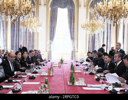 191021 -- PARIS, 21. Oktober 2019 -- der chinesische Staatsrat und Außenminister Wang Yi 2. R und der französische Außenminister Jean-Yves Le Drian 1. L leiten gemeinsam das fünfte Treffen des hochrangigen Mechanismus China-Frankreich für den Dialog über den Austausch zwischen den Menschen in Paris, Frankreich, 21. Oktober 2019. FRANCE-PARIS-WANG YI-FM-MEETING GAOXJING PUBLICATIONXNOTXINXCHN Stockfoto