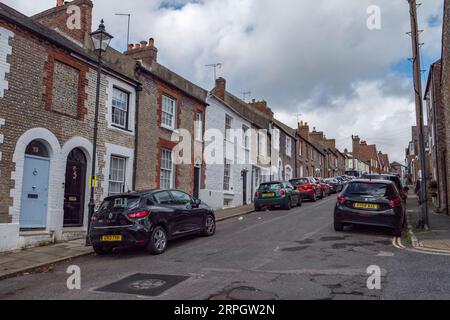 Allgemeine Ansicht einer Wohnstraße mit Reihenhäusern an der King Street in Arundel, West Sussex, Großbritannien. Stockfoto