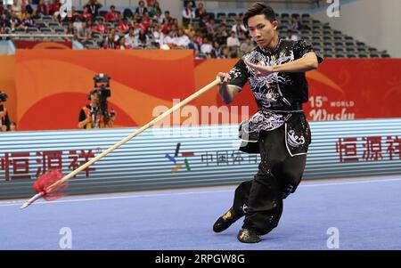 191023 -- SHANGHAI, 23. Oktober 2019 -- Hui Tak Yan Samuei aus China's Hong Kong nimmt am 23. Oktober 2019 an den Men's Qiangshu-Weltmeisterschaften in Shanghai, Ostchina, Teil. Xinhua/SPCHINA-SHANGHAI-WUSHU-WORLD CHAMPIONSHIPSCN FangxZhe PUBLICATIONxNOTxINxCHN Stockfoto