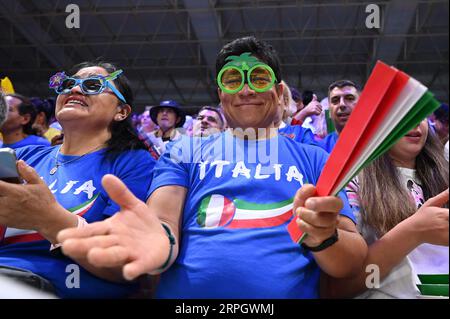 Ancona, Italien. September 2023. Italiens Unterstützer während des Spiels Italien gegen die Schweiz, CEV Eurovolley Men Match in Ancona, Italien, 04. September 2023 Credit: Independent Photo Agency/Alamy Live News Stockfoto