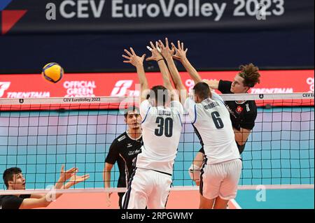Ancona, Italien. September 2023. Der Angriff der Schweiz während des Spiels zwischen Italien und der Schweiz, CEV Eurovolley Men in Ancona, Italien, 04. September 2023 Credit: Independent Photo Agency/Alamy Live News Stockfoto