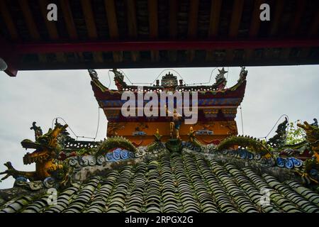 191023 -- CHONGQING, 23. Oktober 2019 -- Foto aufgenommen am 22. Oktober 2019 zeigt die Landschaft in Shibaozhai im Zhongxian County im südwestlichen China Chongqing. CHINA-CHONGQING-SHIBAOZHAI-LANDSCHAFT CN LiuxChan PUBLICATIONxNOTxINxCHN Stockfoto