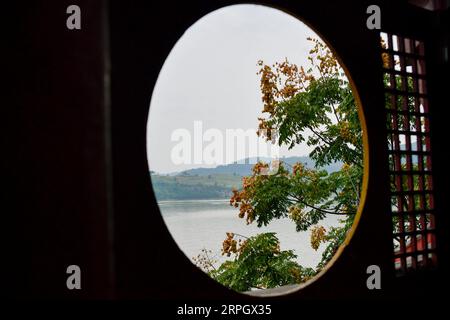 191023 -- CHONGQING, 23. Oktober 2019 -- Foto aufgenommen am 22. Oktober 2019 zeigt die Landschaft in Shibaozhai im Zhongxian County im südwestlichen China Chongqing. CHINA-CHONGQING-SHIBAOZHAI-LANDSCHAFT CN LiuxChan PUBLICATIONxNOTxINxCHN Stockfoto