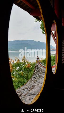 191023 -- CHONGQING, 23. Oktober 2019 -- Foto aufgenommen am 22. Oktober 2019 zeigt die Landschaft in Shibaozhai im Zhongxian County im südwestlichen China Chongqing. CHINA-CHONGQING-SHIBAOZHAI-LANDSCHAFT CN LiuxChan PUBLICATIONxNOTxINxCHN Stockfoto