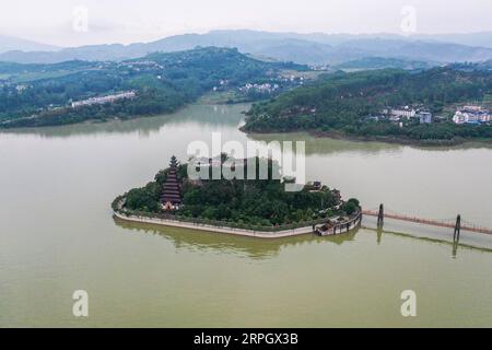 191023 -- CHONGQING, 23. Oktober 2019 -- Luftaufnahme aufgenommen am 22. Oktober 2019 zeigt die Landschaft von Shibaozhai im Zhongxian County im südwestlichen China Chongqing. CHINA-CHONGQING-SHIBAOZHAI-LANDSCHAFT CN LiuxChan PUBLICATIONxNOTxINxCHN Stockfoto