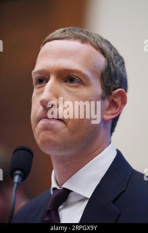 191023 -- WASHINGTON, 23. Oktober 2019 -- Facebook-CEO Mark Zuckerberg bezeugt vor dem U.S. House Financial Services Committee während einer Untersuchung von Facebook und seiner Auswirkungen auf die Anhörung zum Finanzdienstleistungs- und Wohnungssektor auf dem Capitol Hill in Washington D.C., USA, am 23. Oktober 2019. U.S.-WASHINGTON D.C.-FACEBOOK-ZUCKERBERG-HEARING LIUXJIE PUBLICATIONXNOTXINXCHN Stockfoto
