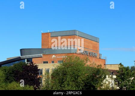 Theatre Severn, am Ufer des Flusses Severn in Shrewsbury, Shropshire, England, Großbritannien an einem Morgen im August Stockfoto