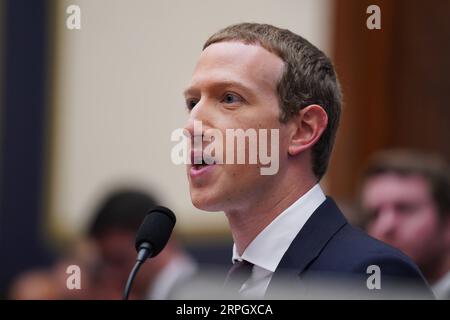 191023 -- WASHINGTON, 23. Oktober 2019 -- Facebook-CEO Mark Zuckerberg bezeugt vor dem U.S. House Financial Services Committee während einer Untersuchung von Facebook und seiner Auswirkungen auf die Anhörung zum Finanzdienstleistungs- und Wohnungssektor auf dem Capitol Hill in Washington D.C., USA, am 23. Oktober 2019. U.S.-WASHINGTON D.C.-FACEBOOK-ZUCKERBERG-HEARING LIUXJIE PUBLICATIONXNOTXINXCHN Stockfoto