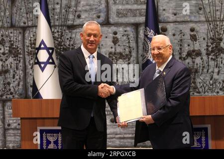 News Bilder des Tages 191023 -- JERUSALEM, 23. Oktober 2019 Xinhua -- der israelische Präsident Reuven Rivlin R stellt dem blauweißen Parteivorsitzenden Benny Gantz am 23. Oktober 2019 das Mandat zur Bildung einer neuen israelischen Regierung in der Residenz des Präsidenten in Jerusalem vor. Benny Gantz, Israels ehemaliger Militärchef, erhielt am Mittwoch das Mandat zur Bildung einer neuen Regierung, nachdem Premierminister Benjamin Netanjahu dies in einer politischen Sackgasse versäumt hatte. Foto von Gil Cohen Magen/Xinhua MIDEAST-JERUSALEM-BENNY GANTZ-MANDAT-REGIERUNG BILDET PUBLICATIONxNOTxINxCHN Stockfoto