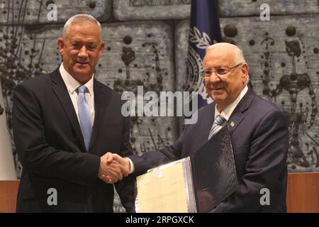 191023 -- JERUSALEM, 23. Oktober 2019 Xinhua -- der israelische Präsident Reuven Rivlin R stellt dem blauweißen Parteivorsitzenden Benny Gantz am 23. Oktober 2019 das Mandat zur Bildung einer neuen israelischen Regierung in der Residenz des Präsidenten in Jerusalem vor. Benny Gantz, Israels ehemaliger Militärchef, erhielt am Mittwoch das Mandat zur Bildung einer neuen Regierung, nachdem Premierminister Benjamin Netanjahu dies in einer politischen Sackgasse versäumt hatte. Foto von Gil Cohen Magen/Xinhua MIDEAST-JERUSALEM-BENNY GANTZ-MANDAT-REGIERUNG BILDET PUBLICATIONxNOTxINxCHN Stockfoto