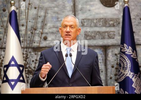 191023 -- JERUSALEM, 23. Oktober 2019 Xinhua -- der blau-weiße Parteivorsitzende Benny Gantz spricht am 23. Oktober 2019 in der Residenz des Präsidenten in Jerusalem. Benny Gantz, Israels ehemaliger Militärchef, erhielt am Mittwoch das Mandat zur Bildung einer neuen Regierung, nachdem Premierminister Benjamin Netanjahu dies in einer politischen Sackgasse versäumt hatte. Foto von Gil Cohen Magen/Xinhua MIDEAST-JERUSALEM-BENNY GANTZ-MANDAT-REGIERUNG BILDET PUBLICATIONxNOTxINxCHN Stockfoto