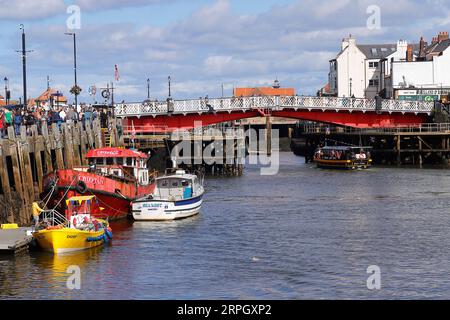 Blick auf die Swing Bridge am River Esk in Whitby Harbour, North Yorkshire, Großbritannien Stockfoto