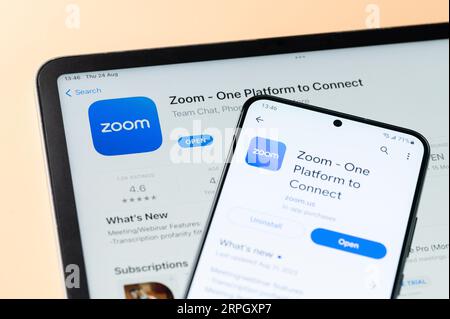 New York, USA – 24. August 2023: Zoom-App auf Ipados und google Store auf Smartphone und ipad-Bildschirm Nahansicht Stockfoto