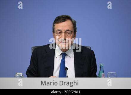 News Bilder des Tages 191024 -- FRANKFURT, 24. Oktober 2019 -- EZB-Präsident Mario Draghi spricht auf einer Pressekonferenz am EZB-Hauptsitz in Frankfurt am 24. Oktober 2019. Die Europäische Zentralbank EZB hat am Donnerstag beschlossen, die Leitzinsen für das Euro-Währungsgebiet unverändert zu halten. Der Basiszinssatz der Eurozone wird bei 0,00 Prozent bleiben, wobei der Spitzenrefinanzierungssatz und der Einlagensatz bei 0,25 Prozent bzw. minus 0,50 Prozent bleiben. DEUTSCHLAND-FRANKFURT-EZB-PRESSEKONFERENZ-DRAGHI LUXYANG PUBLICATIONXNOTXINXCHN Stockfoto