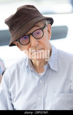 Venedig, Italien. September 2023. VENEDIG, ITALIEN. 4. September 2023: Woody Allen kommt zum Fototermin für „Coup de Chance“ auf dem 80. Internationalen Filmfestival in Venedig. Bild: Kristina Afanasyeva/Featureflash Credit: Paul Smith/Alamy Live News Stockfoto