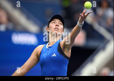 New York, USA. September 2023. Jessica Pegula aus den Vereinigten Staaten tritt gegen Madison Keys aus den Vereinigten Staaten in der Women's Single Round 4 auf Arthur Ashe während des US Open Tennis Turniers 2023 im USTA Billie Jean King National Tennis Center, Flushing Corona Park, New York, NY, 4. September, an. 2023. (Foto: Anthony Behar/SIPA USA) Credit: SIPA USA/Alamy Live News Stockfoto