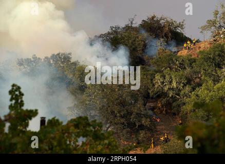 191025 -- LOS ANGELES, 25. Oktober 2019 -- Feuerwehrleute arbeiten an einer Feuerstelle in Sonoma County, dem US-Bundesstaat Kalifornien, 24. Oktober 2019. Am Donnerstag brannten in Kalifornien Dutzende von Gebäuden nieder und Zehntausende von Einwohnern mussten ihre Häuser evakuieren. Foto von /Xinhua U.S.-CALIFORNIA-WILD FIRE LixJianguo PUBLICATIONxNOTxINxCHN Stockfoto