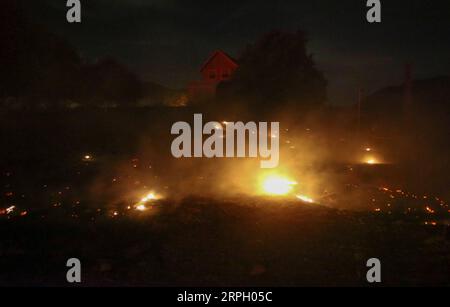 191025 -- LOS ANGELES, 25. Oktober 2019 -- Flammen werden vor einem Haus in Santa Clarita, dem US-Bundesstaat Kalifornien, am 24. Oktober 2019 gesehen. Am Donnerstag brannten in Kalifornien Dutzende von Gebäuden nieder und Zehntausende von Einwohnern mussten ihre Häuser evakuieren. U.S.-CALIFORNIA-WILD FIRE LixYing PUBLICATIONxNOTxINxCHN Stockfoto