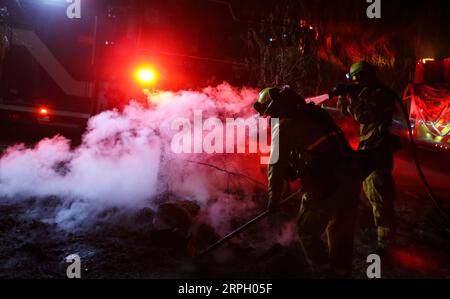 191025 -- LOS ANGELES, 25. Oktober 2019 -- Feuerwehrleute arbeiten an einem Brandherd in Santa Clarita, dem US-Bundesstaat Kalifornien, 24. Oktober 2019. Am Donnerstag brannten in Kalifornien Dutzende von Gebäuden nieder und Zehntausende von Einwohnern mussten ihre Häuser evakuieren. U.S.-CALIFORNIA-WILD FIRE LixYing PUBLICATIONxNOTxINxCHN Stockfoto