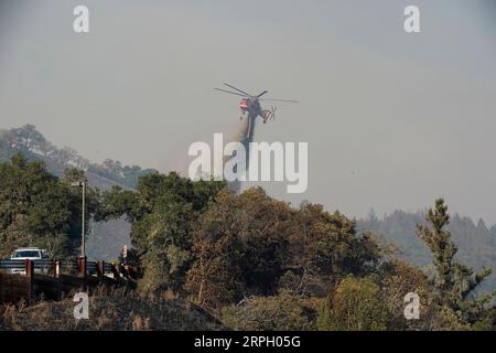 191025 -- LOS ANGELES, 25. Oktober 2019 -- Ein Hubschrauber versucht, Ein Feuer im Sonoma County, dem US-Bundesstaat Kalifornien, am 24. Oktober 2019 zu löschen. Am Donnerstag brannten in Kalifornien Dutzende von Gebäuden nieder und Zehntausende von Einwohnern mussten ihre Häuser evakuieren. Foto von /Xinhua U.S.-CALIFORNIA-WILD FIRE LixJianguo PUBLICATIONxNOTxINxCHN Stockfoto