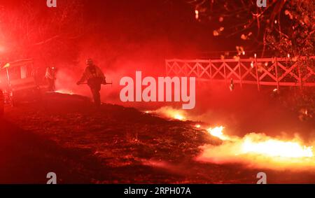 191025 -- LOS ANGELES, 25. Oktober 2019 -- Feuerwehrleute arbeiten an einem Brandherd in Santa Clarita, dem US-Bundesstaat Kalifornien, 24. Oktober 2019. Am Donnerstag brannten in Kalifornien Dutzende von Gebäuden nieder und Zehntausende von Einwohnern mussten ihre Häuser evakuieren. U.S.-CALIFORNIA-WILD FIRE LixYing PUBLICATIONxNOTxINxCHN Stockfoto