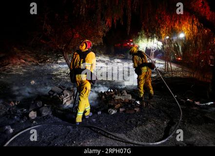 191025 -- LOS ANGELES, 25. Oktober 2019 -- Feuerwehrleute arbeiten an einem Brandherd in Santa Clarita, dem US-Bundesstaat Kalifornien, 24. Oktober 2019. Am Donnerstag brannten in Kalifornien Dutzende von Gebäuden nieder und Zehntausende von Einwohnern mussten ihre Häuser evakuieren. U.S.-CALIFORNIA-WILD FIRE LixYing PUBLICATIONxNOTxINxCHN Stockfoto