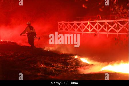 191025 -- LOS ANGELES, 25. Oktober 2019 -- Ein Feuerwehrmann arbeitet an einem Brandherd in Santa Clarita, dem US-Bundesstaat Kalifornien, 24. Oktober 2019. Am Donnerstag brannten in Kalifornien Dutzende von Gebäuden nieder und Zehntausende von Einwohnern mussten ihre Häuser evakuieren. U.S.-CALIFORNIA-WILD FIRE LixYing PUBLICATIONxNOTxINxCHN Stockfoto