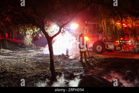 191025 -- LOS ANGELES, 25. Oktober 2019 -- Ein Feuerwehrmann zündet ein Feuer in Santa Clarita, dem US-Bundesstaat Kalifornien, 24. Oktober 2019. Am Donnerstag brannten in Kalifornien Dutzende von Gebäuden nieder und Zehntausende von Einwohnern mussten ihre Häuser evakuieren. U.S.-CALIFORNIA-WILD FIRE LixYing PUBLICATIONxNOTxINxCHN Stockfoto