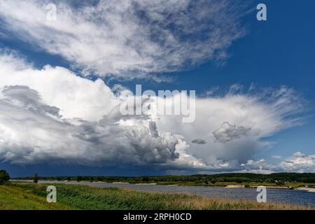 Blick über die deutsch-polnische Grenze oder zu einer großen Gewitterfront, von der teilweise Regen fällt, sonniges Wetter - Lage: Deutschland Polen Bord Stockfoto