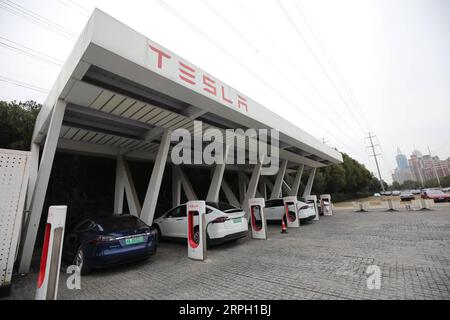191026 -- PEKING, 26. Oktober 2019 -- das am 3. Januar 2019 aufgenommene Foto zeigt eine Tesla-Ladestation in Shanghai, Ostchina. Xinhua Schlagzeilen: Chinesische Fabriken zeigen Chinas Attraktivität für ausländische Investitionen FangxZhe PUBLICATIONxNOTxINxCHN Stockfoto