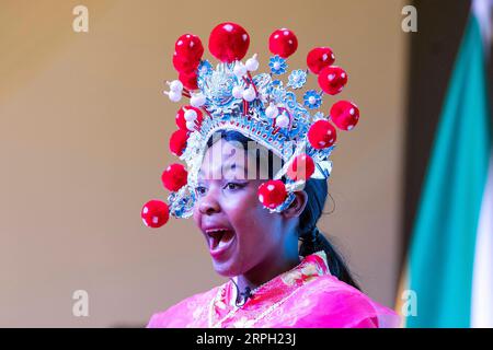 191027 -- PEKING, 27. Oktober 2019 -- Ein Student spielt Peking Opera bei der chinesischen Sprachunterweisung in Südafrika Gala Night in Pretoria, Südafrika, 5. August 2019. Xinhua-Schlagzeilen: Chinesische Sprache gewinnt in Afrika an Attraktivität, da die Vorteile wachsen ChenxCheng PUBLICATIONxNOTxINxCHN Stockfoto
