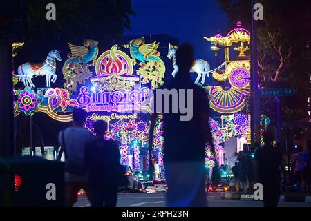 191027 -- PEKING, 27. Oktober 2019 -- Lichter des Deepavali Festivals beleuchten am 26. Oktober 2019 eine Straße entlang des Little India in Singapur. XINHUA FOTOS DES TAGES ThenxChihxWey PUBLICATIONxNOTxINxCHN Stockfoto