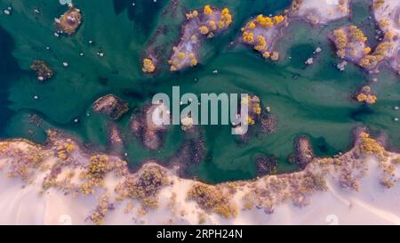 191027 -- PEKING, 27. Oktober 2019 -- Luftaufnahme aufgenommen am 25. Oktober 2019 zeigt eine Herbstansicht des Lop-Sees im Yuli County, nordwestchinesische Autonome Region Xinjiang Uygur. XINHUA-FOTOS DES TAGES ZhaoxGe PUBLICATIONxNOTxINxCHN Stockfoto