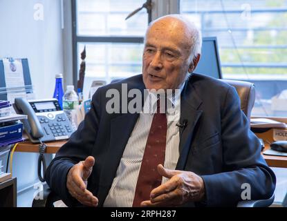 191027 -- PEKING, 27. Oktober 2019 -- Joseph Nye, ein einflussreicher Gelehrter in internationalen Beziehungen und Politikgestaltung, spricht in einem Interview mit Xinhua an der Harvard University in Massachusetts, USA, 8. Oktober 2019. Xinhua-Schlagzeilen: Aufklärung von Fehleinschätzungen über die Beziehungen zwischen China und den USA XiexE PUBLICATIONxNOTxINxCHN Stockfoto