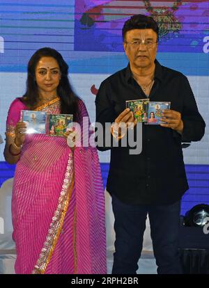 Mumbai, Indien. September 2023. L-R Bollywood-Schauspielerin Hema Malini und indischer Musikkomponist Anu Malik posieren für ein Foto mit cds während der Veröffentlichung von bhajan (Andachtslied) Jhoola Jhoole Radha Rani in Mumbai. Quelle: SOPA Images Limited/Alamy Live News Stockfoto