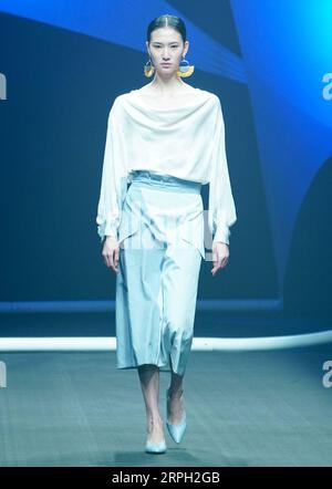 191027 -- PEKING, 27. Oktober 2019 -- Ein Modell präsentiert Kreationen während des AsahiKASEI China Future Star Design and Innovation Award auf der China Fashion Week S/S 2020 in Peking, Hauptstadt von China, 27. Oktober 2019. CHINA-PEKING-FASHION WEEK CN ChenxJianli PUBLICATIONxNOTxINxCHN Stockfoto