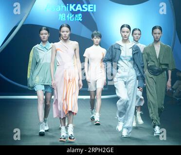 191027 -- PEKING, 27. Oktober 2019 -- Models präsentieren Kreationen während des AsahiKASEI China Future Star Design and Innovation Award auf der China Fashion Week S/S 2020 in Peking, Hauptstadt von China, 27. Oktober 2019. CHINA-PEKING-FASHION WEEK CN ChenxJianli PUBLICATIONxNOTxINxCHN Stockfoto