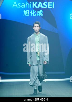 191027 -- PEKING, 27. Oktober 2019 -- Ein Modell präsentiert Kreationen während des AsahiKASEI China Future Star Design and Innovation Award auf der China Fashion Week S/S 2020 in Peking, Hauptstadt von China, 27. Oktober 2019. CHINA-PEKING-FASHION WEEK CN ChenxJianli PUBLICATIONxNOTxINxCHN Stockfoto