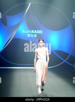 191027 -- PEKING, 27. Oktober 2019 -- Ein Modell präsentiert Kreationen während des AsahiKASEI China Future Star Design and Innovation Award auf der China Fashion Week S/S 2020 in Peking, Hauptstadt von China, 27. Oktober 2019. CHINA-PEKING-FASHION WEEK CN ChenxJianli PUBLICATIONxNOTxINxCHN Stockfoto