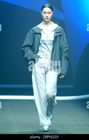 191027 -- PEKING, 27. Oktober 2019 -- Ein Modell präsentiert Kreationen während des AsahiKASEI China Future Star Design and Innovation Award auf der China Fashion Week S/S 2020 in Peking, Hauptstadt von China, 27. Oktober 2019. CHINA-PEKING-FASHION WEEK CN ChenxJianli PUBLICATIONxNOTxINxCHN Stockfoto