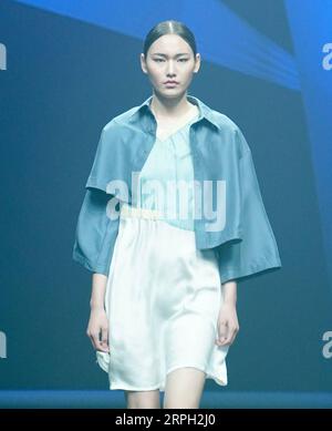 191027 -- PEKING, 27. Oktober 2019 -- Ein Modell präsentiert Kreationen während des AsahiKASEI China Future Star Design and Innovation Award auf der China Fashion Week S/S 2020 in Peking, Hauptstadt von China, 27. Oktober 2019. CHINA-PEKING-FASHION WEEK CN ChenxJianli PUBLICATIONxNOTxINxCHN Stockfoto
