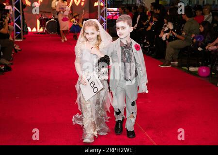 191028 -- DALLAS, 28. Oktober 2019 -- Kinder in Kostümen nehmen an einem Halloween Kostümwettbewerb in Frisco am Stadtrand von Dallas, Texas, USA, 26. Oktober 2019 Teil. Foto von Dan Tian/Xinhua U.S.-TEXAS-FRISCO-HALLOWEEN KOSTÜMWETTBEWERB GaoxLu PUBLICATIONxNOTxINxCHN Stockfoto