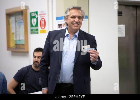 191028 -- BUENOS AIRES, 28. Oktober 2019 -- Alberto Fernandez stimmt in einem Wahllokal in Buenos Aires, Argentinien, 27. Oktober 2019. Alberto Fernandez von der Oppositionskoalition Jedermann s Front erzielte fast 48 Prozent der Stimmen im Vergleich zu den fast 41 Prozent des argentinischen Amtsinhabers Mauricio Macri, wobei mehr als 90 Prozent der Stimmen ausgezählt wurden, sagte die nationale Wahldirektion. Die Ergebnisse bedeuten, dass Fernandez in der ersten Runde gewonnen hat, ohne dass es eines Abflusses bedarf. Martin Zabala ARGENTINA-BUENOS AIRES-ALBERTO FERNANDEZ, GEWINNER DER PRÄSIDENTSCHAFTSWAHLEN NixRuijie PUBLICATIONxNOTxINxCHN Stockfoto