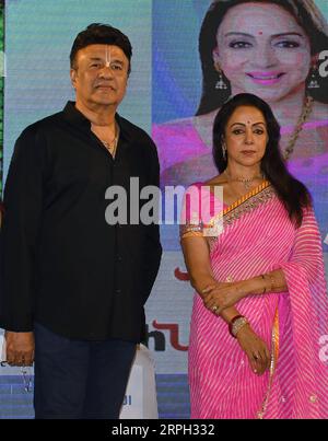 Mumbai, Indien. September 2023. L-R indischer Musikkomponist Anu Malik und Bollywood-Schauspielerin Hema Malini posieren für ein Foto bei der Veröffentlichung von bhajan (hingebungsvoller Song) Jhoola Jhoole Radha Rani in Mumbai. (Foto: Ashish Vaishnav/SOPA Images/SIPA USA) Credit: SIPA USA/Alamy Live News Stockfoto