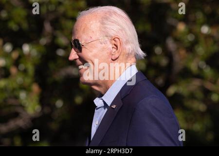 US-Präsident Joe Biden geht auf dem South Lawn spazieren, nachdem er mit Marine One in Washington, DC, USA, ins Weiße Haus zurückgekehrt ist. September 2023. Biden hatte sich am Labor Day bei der Sheet Metal Workers’ Local Union 19 in Philadelphia geäußert. Abaca Press/Alamy Live News Stockfoto