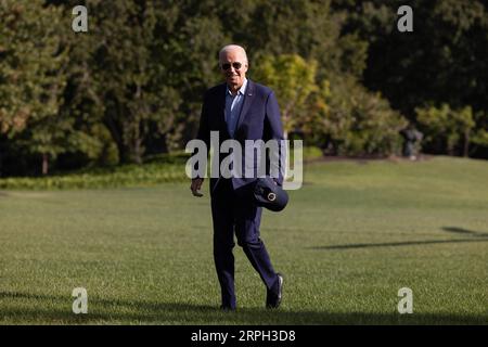 US-Präsident Joe Biden geht auf dem South Lawn spazieren, nachdem er mit Marine One in Washington, DC, USA, ins Weiße Haus zurückgekehrt ist. September 2023. Biden hatte sich am Labor Day bei der Sheet Metal Workers’ Local Union 19 in Philadelphia geäußert. Abaca Press/Alamy Live News Stockfoto