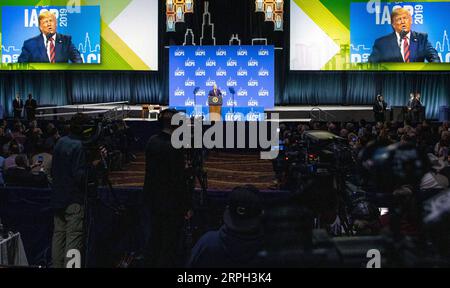 191028 -- CHICAGO, 28. Oktober 2019 Xinhua -- US-Präsident Donald Trump spricht auf der International Association of Chiefs of Police Conference im McCormick Place Convention Center in Chicago, USA, am 28. Oktober 2019. Foto von Joel Lerner/Xinhua U.S.-CHICAGO-TRUMP-IACP-KONFERENZ PUBLICATIONxNOTxINxCHN Stockfoto